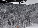 Im winterlichen Gelände setzt der "Black Hawk" zwei Mann der "Crash Crew" mittels Seilwinde ab.