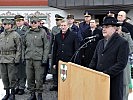 Bürgermeister Helmut Blank begrüßte die Soldaten in seiner Gemeinde.