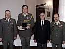 Gardekommandant Oberst Stefan Kirchebner erhält das Große Goldene Ehrenzeichen.