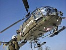 Hauptmann Remp beim Anlanden des "Alouette" III-Hubschraubers in der Khevenhüller-Kaserne.