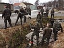 Training für Katastrophenhilfe: Die Miizsoldaten errrichten einen Damm.