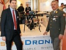 Brigadier Gruber, r., und Reinhard Marak von der Wirtschaftskammer mit einer Drohne, die in Österreich hergestellt wird.