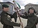 Kommandoübergabe: Brigadier Wörgötter, r., übergibt die Insignie an Oberstleutnant Scharf