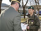 Milizoffizier Gerold Fraidl wird zum Major befördert und erhält die Wehrdienst-Erinnerungsmedaille in Gold.