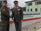Salzburgs Militärkommandant, Brigadier Hufler, gratuliert Rekrut Mühlberger.