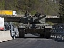 Zwei Kampfpanzer "Leopard" überqueren die Brücke.