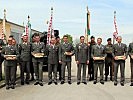 Die "Soldaten des Jahres 2014" mit ihren Kommandanten am Exerzierplatz in der Windisch-Kaserne.