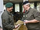 Oberst Hehenberger gratuliert dem OÖ-Bereichsmeister Vizeleutnant Rudolf Herzog.