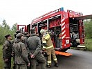 Großes Interesse herrscht an der Ausrüstung der Feuerwehr.