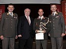 V.l.: Generalleutnant Franz Reißner, Bürgermeister Michael Häupl und Brigadier Kurt Wagner gratulieren dem Gardesoldaten zu seinem Preis.