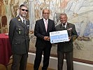 Der Bregenzer Stadtrat Michael Rauth überreicht den Reingewinn an Militärpfarrer Otto Krepper für die soziale Aktion "Möwe".
