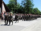 Nach dem Festakt marschieren die Soldatinnen und Soldaten des Jägerbataillons 25 aus.