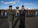 Der stellvertretende Militärkommandant von Wien, Oberst Gerhard Skalvy, übergibt den Pokal des Miltropa Cups an den Sieger aus der Garnison Budapest, Oberst Otto Piros.