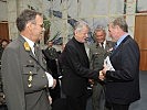 Militärkommandant Ernst Konzett und Landesrat Erich Schwärzler begrüßen Bischof Erwin Kräutler.
