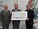 Präsident Vizeleutnant Stimpfl überreicht einen Spendenscheck an Bischof Erwin Kräutler.