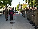 Bischof Freistetter wird mit militärischen Ehren beim Streitkräfteführungskommando empfangen.