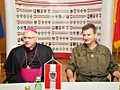Bischof Freistetter mit Generalleutnant Reißner folgen den Ausführungen beim Briefing.