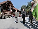 Der Tiroler Militärkommandant, Generalmajor Herbert Bauer und der Präsident des Tiroler Landtages, Herwig van Staa, bei der österreichischen Bundeshymne.