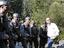 Im Gespräch mit Grundwehrdienern des Jägerbataillons 26 informiert sich Bundesminister Klug über die Alpinausbildung.