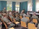 Minister Gerald Klug und Generalleutnant Franz Reißner beantworten Fragen der Kadersoldaten.