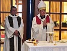 Gemeinsam mit Militärdekan Werner Seifert feiert Militärbischof Freistetter den Gottesdienst.