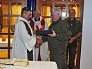Militärkommandant Generalmajor Herbert Bauer überreicht Militärdekan Werner Seifert ein Erinnerungsgeschenk anlässlich seines 40-jährigen Priesterjubiläums.