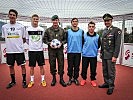 Die Finalmannschaften der Brigademeisterschaft im Panna-KO-Fußball mit Brigadier Wörgötter und Oberst Ertl.