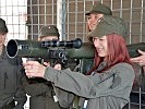 Interessiert nehmen die Gymnasiasten an der Panzerabwehrrohr-Ausbildung teil.