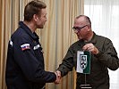Militärkommandnt Zöllner übergibt an Stanislav Lotric das Truppenkörperabzeichen des Militärkommandos.