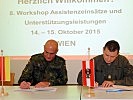Der deutsche Brigadegeneral Jürgen Knappe, l., und Generalleutnant Franz Reißner unterzeichen eine Erklärung zur Zusammenarbeit.