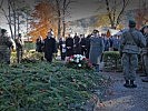 Zum Abschluss der Gedenkfeier legen Landeshauptmann Platter und Militärkommandant Generalmajor Bauer Kränze nieder.