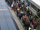 Ein Zug mit hunderten Flüchtlingen ist am Bahnhof Wels eingetroffen.