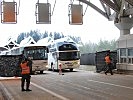 Die Busse aus Slowenien werden nacheinander abgefertigt.
