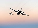 Internationales Zeichen: Nach dem Schwenken der Tragflächen folgt die C-130 "Hercules" den Jets zum Zielflugplatz.