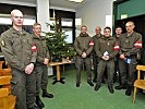 Die Soldaten des Assistenzeinsatzes freuen sich über den Weihnachtsbaum der Offiziersgesellschaft Tirol.