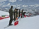 Auch am Ganslernhang wird die Strecke für den Slalom freigerutscht.