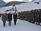 V.l.: Militärkommandant Bauer mit den Landeshauptleuten Wallner und Platter mit den Soldaten.