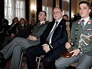 Die diesjährigen "Pro Defensione"-Preisträger mit dem Wiener Militärkommandanten.