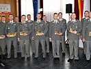 Gruppenfoto der "Soldaten des Jahres 2015" mit Brigadier Wörgötter und Landtagspräsident Rohr.