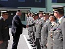 Der Verteidigungsminister begrüßt Offiziere des Militärkommandos.