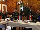 Oberst Manfred Hofer schildert den Gästen die Ausbildungsmöglichkeiten am Truppenübungsplatz.
