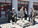 Der Minister mit den Soldaten des Baupionier- und Katastropheneinsatzzuges...