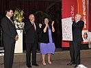 Bürgermeister Michael Häupl erhält ein Ehrengeschenk der Helfer Wiens.