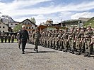 Der Tiroler Militärkommandant, Generalmajor Herbert Bauer und Abgeordneter zum Nationalrat Hermann Gahr schreiten die Front der angetretenen Soldaten ab.