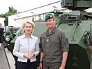 Verteidigungsministerin von der Leyen und Brigadier Wörgötter vor einem "Pandur" des Bundesheeres..