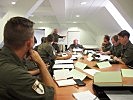 Das Stabspersonal des Bataillons erarbeitet die Rahmenbedingungen für die Übung im September.