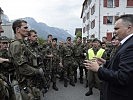 Minister Doskozil besuchte die Soldaten in der Schweiz.