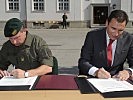 Oberstleutnant Schulyok und der Geschäftsführer der Österreichischen Staatsdruckerei Helmut Lackner unterzeichneten die Partnerschaftsurkunde.