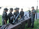 In der Kaserne in Güssing lernten die Besucherinnen die Waffen des Bundesheeres kennen...