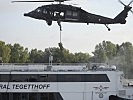 Von einem "Black Hawk"-Hubschrauber seilen sich die Soldaten ab.